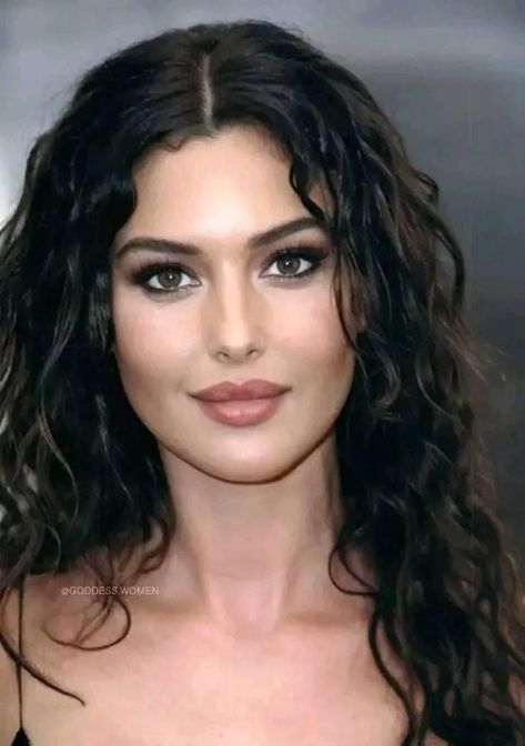 Monica Bellucci Monica Belluci Unedited, Young Monica Bellucci, Monica Bellucci Hair, Monica Belluci Aesthetic, Monica Belluci Makeup, Monica Core, Brunette Icons, Cleopatra Aesthetic, Monica Bellucci Makeup