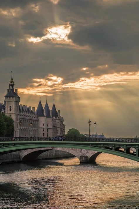 Conciergerie Paris, Beautiful Paris, Old Paris, Paris Pictures, Italy Tours, I Love Paris, Living In Paris, Champs Elysees, Paris Street