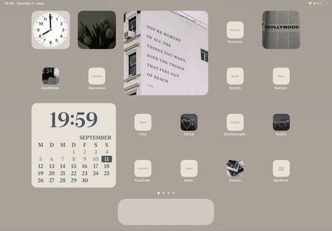 Homescreen aesthetic Ios 17 Ipad Ideas, Ipad Homescreen Ideas Student, Aesthetic Ipad Homescreen Layout School, Ipad Asthetic Homescreen Ideas, Aesthetic Ipad Homescreen Layout Brown, Asthetic Ipad Organization, Ipad Setup Homescreen Ideas, Ipad Widget Layout Ideas, Ipad Engraving Ideas Aesthetic