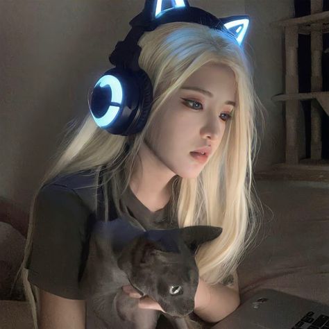 Headphones Drawing, Cat Headphones, Headphones Art, Gamer Cat, Iphone Wallpaper Cat, Cute Headphones, Nyc Fits, Wearing Headphone, Girl With Headphones