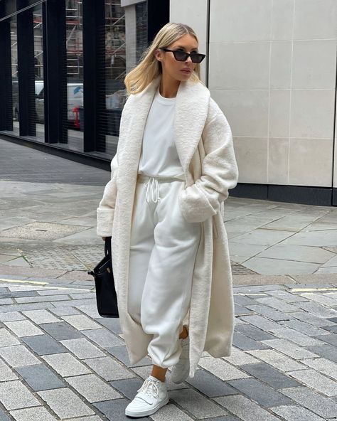 White Sherpa Jacket Outfit, White Outfit Winter, White Joggers Outfit, Georgina Lennon, White On White Outfit, Off White Sweatpants, White Sherpa Jacket, Airport Outfit Winter, White Leather Pants