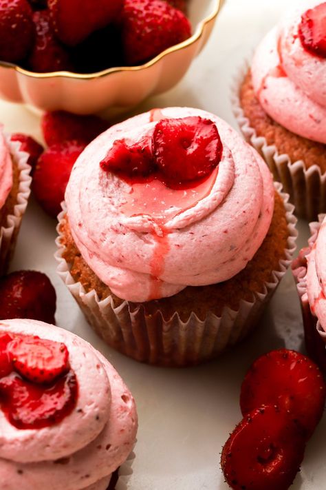 Fresh Strawberry Cupcakes Strawberry Extract, Charlotte Cake, Strawberry Muffins, Strawberry Topping, Baking Basics, Individual Desserts, Strawberry Slice, Freeze Dried Strawberries, Strawberry Cupcakes