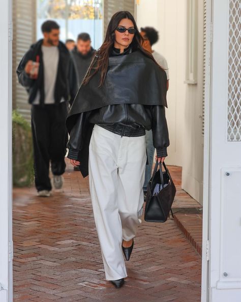 During a laid-back shopping spree in West Hollywood, Kendall was spotted in a black leather caped bomber jacket from Phoebe Philo. The entire ensemble hailed from the renowned fashion veteran's new eponymous label, which finally made its highly anticipated debut in late October. Kendall Jenner's endorsement remains unparalleled when it comes to promoting the brand. Stile Kendall Jenner, Scarf Coat, Cape Outfit, Leather Scarf, Kendall Jenner Street Style, Outerwear Trends, Kendall Style, Style Casual Chic, Stylish Winter Outfits