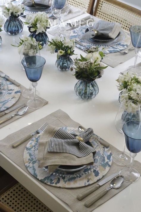 Breakfast Table Decor, Dinner Table Set Up, Blue And White Dinnerware, Spring Table Decor, Tafel Decor, Dinner Party Table, Party Table Settings, Dinner Table Setting, Dinner Table Decor