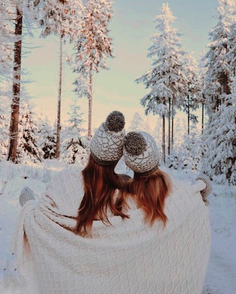 Best Friend Winter Photoshoot, Winter Photoshoot Ideas, Winter Photo Shoot, Besties Pictures, Snow Photos, Snow Photoshoot, Photos Bff, Sisters Photoshoot Poses, Sister Poses