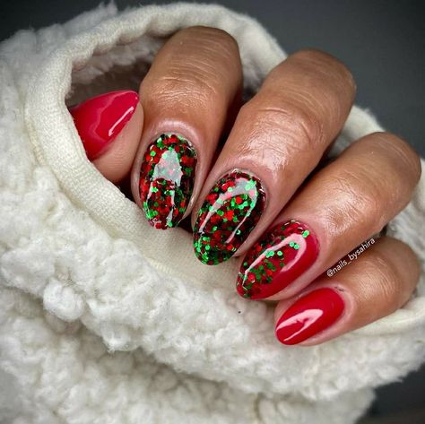 Nails Dip Christmas, December Nail Ideas Dip Powder, Acrylic Dip Powder Nail Ideas, Christmas Confetti Nails, Winter Powder Dip Nails, Dipped Christmas Nails, Christmas Ombré Nails, Green And Red Nail Designs, Christmas Powder Dipped Nails