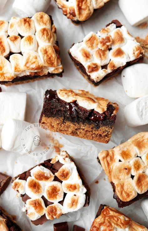 The BEST Vegan S'more Brownies - The Little Blog Of Vegan Vegan Smores, Vegan Biscuits, Vegan Marshmallows, Smores Cake, Gluten Free Cheesecake, Cookies Ideas, Buttery Biscuits, Vegan Comfort Food, Vegan Cookbook