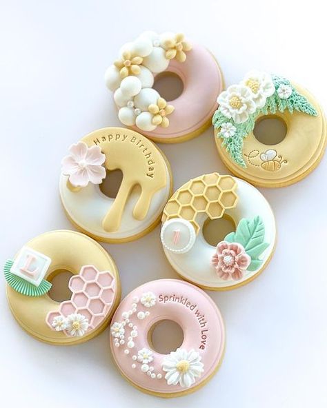 Donut Cookies, Donut Decorating Ideas, Fancy Donuts, Flower Sugar Cookies, Cake Wallpaper, Glazed Doughnuts, Donut Decorations, Mini Doughnuts, Honey Glazed