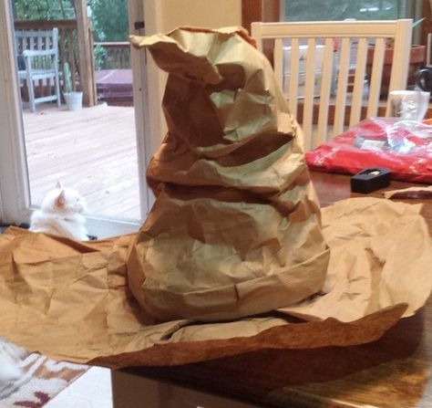 Diy Sorting Hat, Brown Packing Paper, Harry Potter Activities, Harry Potter Halloween Party, Cumpleaños Harry Potter, Harry Potter Christmas Tree, Harry Potter Sorting Hat, Diy Paper Bag, Harry Potter Bday