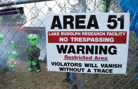 Area 51 Birthday Party Ideas, Alien Decor, Area 51 Party, Alien Spaceship Halloween, Halloween Alien Decorations, Alien Halloween Decorations, Area 51 Halloween Decorations, Alien Invasion Halloween, Area 51 Halloween Decor