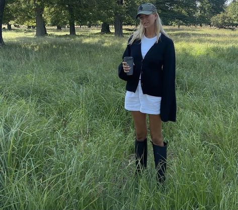 Farm Girl Outfits, Countryside Outfit, Rainboots Outfit, Josefine H J, Farm Clothes, 가을 패션, New Wardrobe, Outfits Aesthetic, Aesthetic Clothes