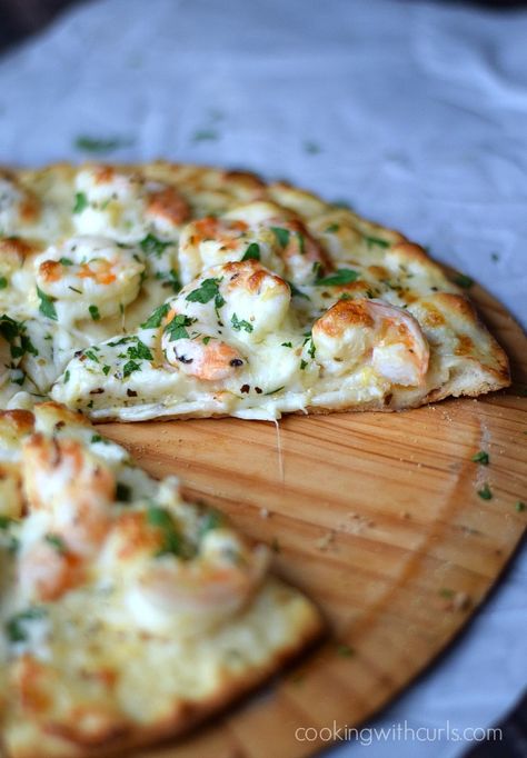 Shrimp Scampi Pizza, Scampi Pizza, Pizza Vegana, Fantastic Recipes, Shrimp Dishes, Shrimp Scampi, Think Food, Chapati, A Pizza