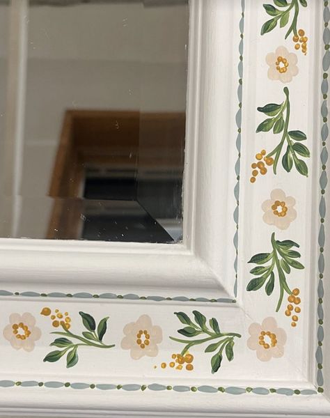 Floral Painted Mirror, Hand Painted Desk Ideas, Door Painting Ideas Bedroom Vintage, Painted Wooden Frame, Hand Painted Home Decor, Hand Painted Dresser Ideas, Wall Hand Painting Ideas, Frame Painting Ideas Diy, Wooden Picture Frame Painting Ideas