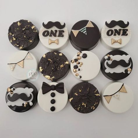 It's not a cakepop, It's a POP Thang ! on Instagram: "Mr. ONEderful 🎩 🎩 🎩 #oreos #mronederful #mronederfuloreos #cookies #igcookies #bakinglove #fondant #yum #desserts #birthdaytreats #mronederfultheme #treatmaker #partyplanner #eventdesign #luxurytreats #confections #lvfoodie #lvtreats #lasvegas #decoratedcookies #chocolatedipped #cookiesofinstagram #bdayfavors #elegantsweets #eventdecor #customoreos #popthang" Dessert Table For Mens Birthday, Mr Onederful Birthday Cake, Mr Onederful Birthday Party Ideas, First Birthday Theme Boy, Onederful Birthday Party, Mr Onederful Birthday, Onederful Birthday, Mr Onederful, Black And White Party