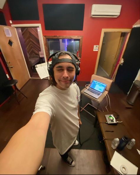 Vic Fuentes Pfp, Pierce The Veil, The Veil, New Orleans, Veil, Headphones, Instagram, Vic Fuentes