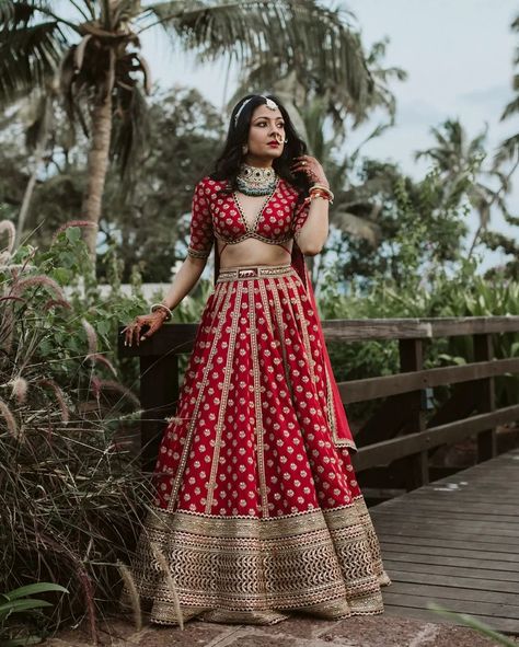 Stunning Sabyasachi Lehengas Spotted On Real Brides Marriage Lehenga, Bridal Lehenga Images, Illustration Dress, Fashion Designers Names, Sabyasachi Lehengas, Sabyasachi Lehenga Bridal, Reception Couple, Lehenga Images, Wedding Outfits Indian