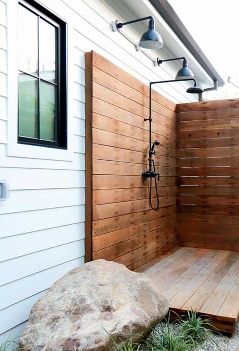 45 Stunning outdoor showers that will leave you invigorated Outdoor Shower Ideas, Outside Showers, Malibu Homes, Malibu Home, Casa Exterior, Outdoor Bathrooms, Boho Modern, Design Exterior, Outdoor Shower