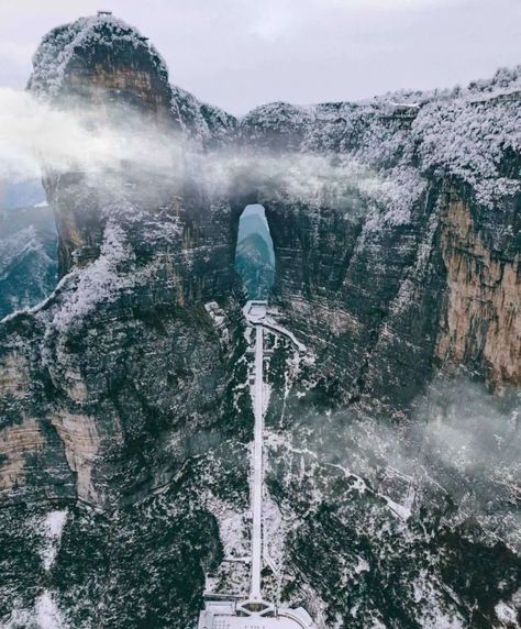 Last week, Tianmen Mountain in Zhangjiajie ushered in the first heavy snow since the beginning of winter. Tianzi Mountains, Zhangjiajie China, Zhangjiajie National Forest Park, China Nature, Tianmen Mountain, Heavens Gate, Zhangjiajie, Mountain City, Nature Architecture