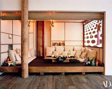 Linen-covered sofas by Alexandre de Betak envelop the Tatami room. vintage Japanese monster figurines are displayed throughout the space. Japanese Inspired Living Room, Japanese Tatami Room, Nyc Loft, Tatami Room, Soho Loft, Japanese Interior, Creative Living, Inspired Living, Step Inside