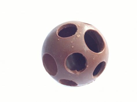 chocolat sphère balle tutoriel Chocolate Sphere, Molding Chocolate, Chocolate Decor, Chocolate Ball, Chocolate Bowls, Make Your Own Chocolate, Chocolate Creations, Chocolate Transfer Sheets, Cake Writing