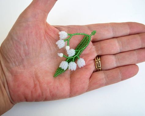 Seed Bead Figures, Crystal Cluster Earrings, Pearl Cluster Earrings, Lily Of The Valley Flowers, 3d Figures, Beads Bracelet Design, Handmade Jewelry Tutorials, Beaded Crafts, Summer Bracelets