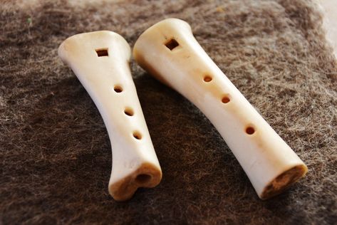 Bone Flute, Brass Musical Instruments, Ancient Music, Call Of Cthulhu Rpg, Wind Instruments, Medieval Music, Native American Flute, Bone Crafts, Folk Instruments