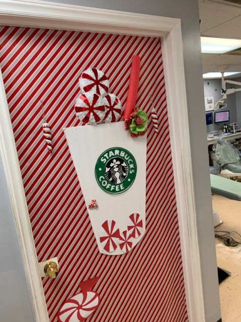 Starbucks Holiday Decorations, Starbucks Door Decoration, Starbucks Classroom, Christmas Door Design, Cubicle Ideas, Classroom Door Decorating, Holiday Bulletin Boards, Christmas Contests, Classroom Christmas Decorations