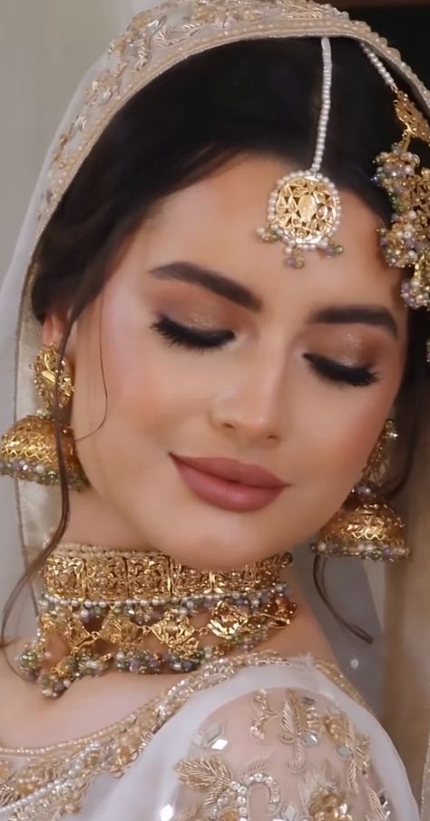 Soft Glam Indian, Desi Bridal Makeup, Pakistani Makeup Looks, Eyes Make Up, Dramatic Winged Eyeliner, Indian Bridal Look, Simple Bridal Makeup, Pakistani Makeup, Party Eye Makeup