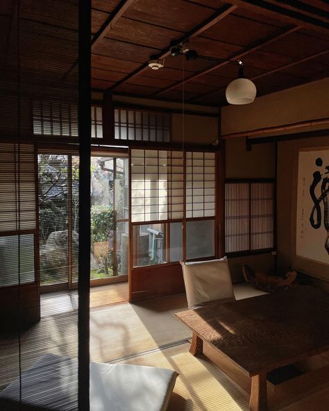 Haven’t stayed at a machiya in Kyoto in awhile, wanted to get a bit of a locals feel on this recent trip 🌿 Kyoto House Interior, Japan Aesthetic Interior, Japanese Study Room, Kyoto Aesthetic, Japanese Cabin, Japan Apartment, Japandi Aesthetic, Machiya House, Japanese Apartment