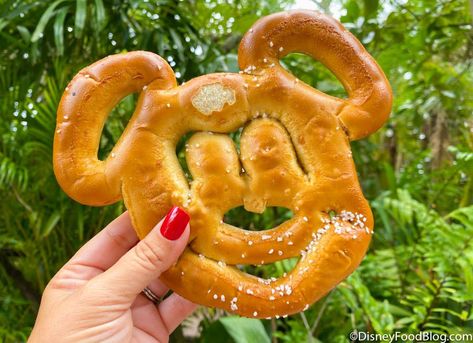 Our Readers Came to the Defense for 8 Disney Snacks Disney Parque, Disney Desserts, Disney Cute, Disneyland Food, Disney Treats, Disney World Restaurants, Disney World Food, Disney Snacks, Disney World Magic Kingdom