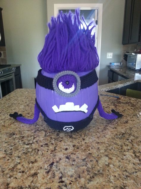 My "Despicable Me 2" Evil Purple Minion Pumpkin!! Purple Minion Pumpkin, Minion Pumpkin Stencil, Pumpkin Carving Stencils Easy, Minion Pumpkin Carving, Minion Painting, Pumpkin Diorama, Minion Decorations, Purple Minion, Pumpkin Paintings