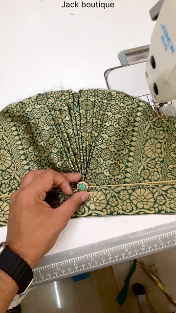 Blouse Aasteen Design, Chudidhar Sleeve Designs, Blouse Sleeves Design, Churidar Neck, Churidar Neck Designs, Diy Wallet, Sleeves Designs For Dresses, Simple Mehndi Designs, Designs For Dresses