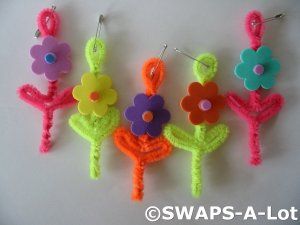 Mini Bright Flowers SWAPS Kit for Girl Kids Scout makes 25---                     Looks pretty easy to make--  pipe cleaners, foam Girl Scout Swaps, Girl Scouts Brownies, Scout Swaps, American Heritage Girls, Girl Scout Daisy, Girl Scout Activities, Girl Scout Camping, Daisy Scouts, Girl Scout Juniors