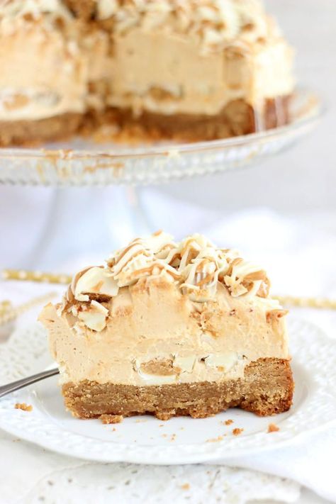 White Chocolate Peanut Butter Cheesecake is topped with white chocolate peanut butter cups. Can you get any better than this?! Blondie Cheesecake, Peanut Butter Blondie, Peanut Butter Cheesecake Recipes, Cheese Desserts, White Chocolate Peanut Butter, Chocolate Peanut Butter Cheesecake, Chocolate Peanut Butter Cups, Peanut Butter Cheesecake, Peanut Butter Desserts