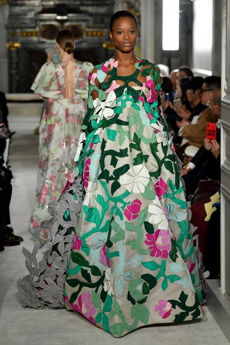 Paris Haute Couture Fashion Week Best Runway Looks Pattern Clash, Pierpaolo Piccioli, Valentino Collection, Haute Couture Paris, High Fashion Editorial, Printed Fashion, Model Walks, Pat Mcgrath, Couture Week