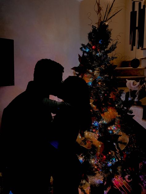 #christmas #love #couples #merrychristmas #novios #aesthetic #goals Christmas Aesthetic Couple, Christmas With Boyfriend, Christmas Couple Aesthetic, Couples Christmas Pictures, Christmas Love Couple, Couple Christmas Photos, Novios Aesthetic, Rls Goals, Christmas Core