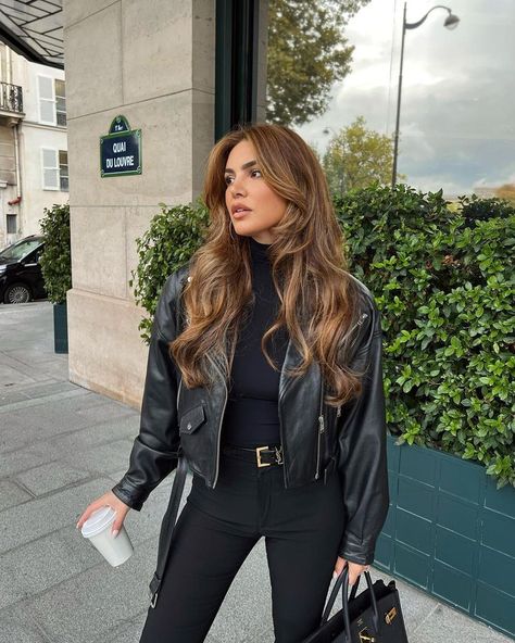 Negin Mirsalehi Outfits, Curly Hair Looks, Wavy Layered Hair, Black Fall Outfits, Negin Mirsalehi, Wavy Haircuts, Classic Style Outfits, Wavy Hairstyles, Permed Hairstyles