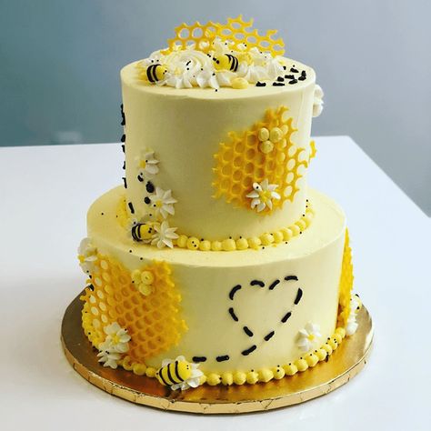 Bee Cake Design Cake Design Images (Bee Cake Design Birthday Cake Ideas) Bee Birthday Cake, Bumble Bee Cake, Bee Cake, Bumble Bee Birthday, Gateau Baby Shower, Honey Bee Baby Shower, Bee Cakes, Bumble Bee Baby Shower, Bee Birthday