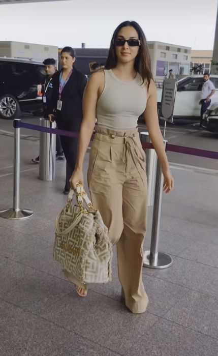 Kiara Advani Casual Look, Kiara Advani Airport Outfits, Kiara Airport Look, Kiara Advani Bags, Kiara Advani Casual Outfits, Kiara Advani Airport Looks, Airport Looks Bollywood, Kiara Advani Outfits Casual, Kiara Advani Outfits