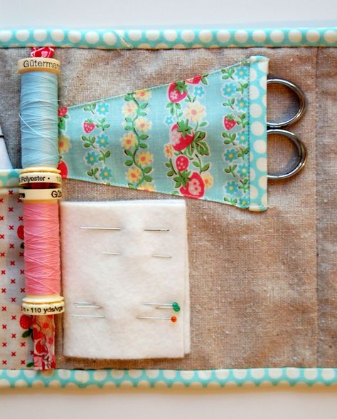 How To Make A Travel Sewing Kit Sewing Kit Tutorial, Sewing Kit Pattern, Travel Sewing Kit, Patchwork Sewing, Travel Sewing, Costura Diy, Sewing Tutorials Free, Needle Book, Love Sewing