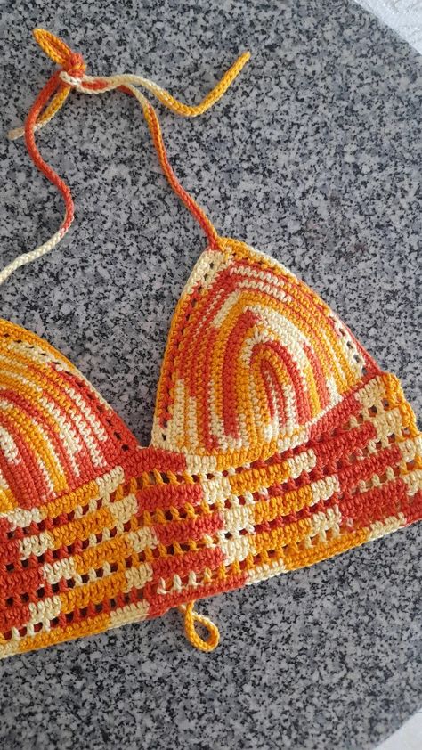 Top tejido a crochet para el verano en hilo color matizado naranja Top Tejidos A Crochet, Tops A Crochet, Crochet Bra Pattern, Crochet Bralette Top, Top Crop Tejido En Crochet, Crochet Bra, Crochet Pants, Crochet Bralette, Crochet Clothing And Accessories