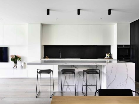 Clean, modern and devoid of any cabinet hardware, the kitchen fits the home’s style Luxury White Kitchen, Spot Art, Cheap Holiday Decor, Minimalist Luxury, White Kitchen Design, Timber Cladding, Luxury Homes Interior, Design Del Prodotto, Cheap Decor