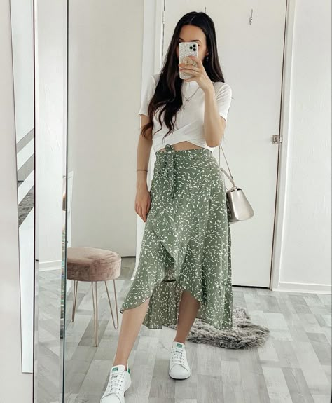 Sunny inspo Picnic Skirt Outfit, Long Flowy Skirt Outfit, 2023 Preppy, Petite Summer Outfits, Street Style Summer Outfits, Burberry Fashion, Modest Girly Outfits, Outfit Ideas 2023, Casual Attire For Women