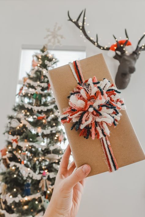 Cute & Simple Way To Wrap Christmas Presents - Pom Pom DIY - Kelsey Bang Pom Pom Wrapping Ideas, Present Decoration Christmas, Pom Pom Gift Wrap, Cute Ways To Wrap Christmas Gifts, Craft Paper Christmas Wrapping, Christmas Wrapping Paper Ideas, Wrap Christmas Presents, Pom Pom Diy, Wrapping Christmas Presents