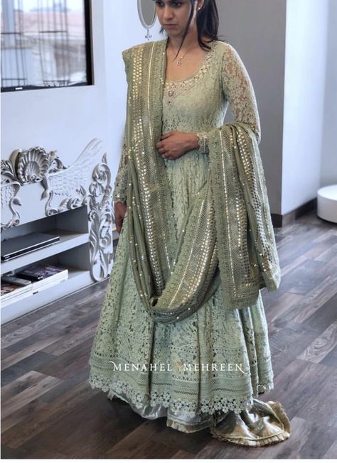 Engagement Dress For Bride Indian Simple, Roka Look For Bride, Roka Outfits For Bride Simple, Pakistani Engagement Look Simple, Elegant Reception Dress With Chikankari Embroidery, Kritika Khurana Engagement, Engagement Dress For Bride Indian, Anarkali Bridal, Engagement Dress For Bride