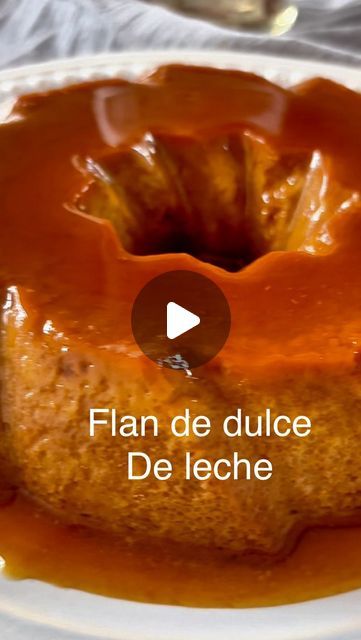 Gloria Tonin on Instagram: "Flan de dulce de leche 
De chica no me gustaba el flan con agujeritos , bueno… sigue sin gustarme , por eso pedía que me hagan los de caja y mi preferido era de dulce de leche .
Casero es súper rico. Cremoso , suave .
Si el flan te gusta sin agujeritos , el secreto es una cocción baja y pareja , contame cómo haces tu flan ❤️
Molde savarin chico hice media receta , en la lastre ancha tiene 18 si tenes más grande hace el doble 
Horno precalentado a 150 o 160 grados Celsius 
Ingredientes 
1/2 litro de leche 
5 gr de almidón de maíz
40 gr de azúcar
2 huevos 
5 yemas
300 gr dulce de leche repostero 
Caramelo
150 gr de azúcar
Procedimiento 
Poner en una ollita el azúcar hasta que se haga caramelo , no le agregue agua y lo podes revolver 
Cubrir el interior del molde y Flan Recipe, Flan, Food Videos, Homemade Recipes, Banana Bread, Bread, Baking