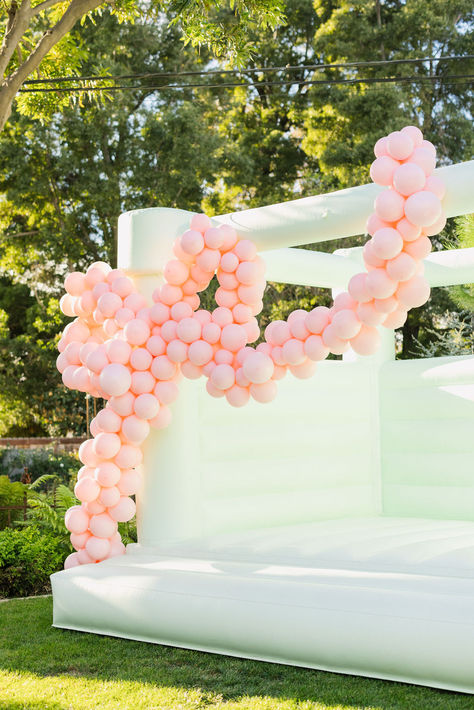 Pink Bow Balloon Arch, Classic Pink And White First Birthday, Loveshackfancy Birthday Party, Bow 1st Birthday Party, Bow Aestethic, First Birthday Bow Theme, Bow Birthday Theme, Birthday Party Balloon Ideas, Bow Party Theme