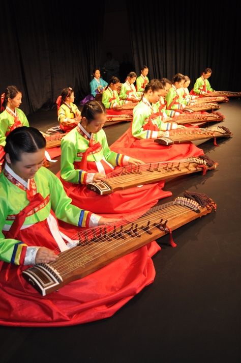 Gayageum (korean traditional musical instrument) performers South Korea Culture, Korean Traditional Dress Hanbok, Living In Korea, Korean Traditional Dress, Korean Hanbok, Traditional Music, Korea Travel, Traditional Korean, Korean Art