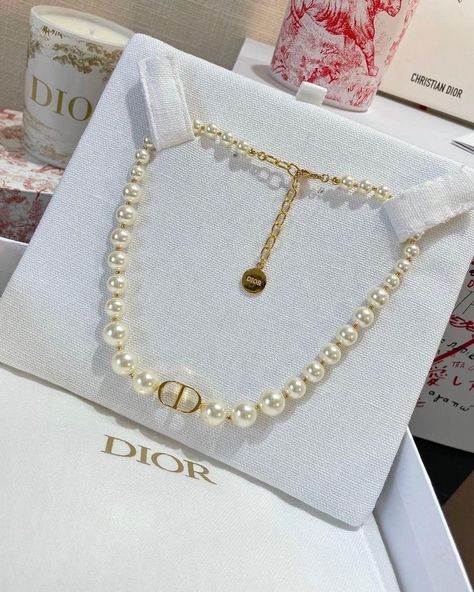 Dior Necklace Pearl, Dior Necklace, Dior Jewelry, Classy Jewelry, Fancy Jewellery, A Necklace, Girly Jewelry, Jewelry Inspo, Dream Jewelry