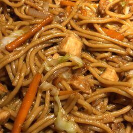 Lo Mein Chicken Recipe, Plain Lo Mein Recipe Easy, Lo Mein Aesthetic, Lo Mein Recipe Plain, House Lo Mein Recipe, Plain Lo Mein Recipe, Lo Maine Noodle Recipe, Mushroom Noodles, Chinese Night